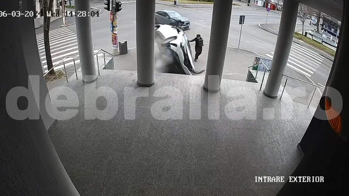 Imagini ȘOCANTE în Brăila: Două mașini s-au ciocnit într-o intersecție, iar una dintre ele s-a răsturnat peste o bătrână de 81 de ani