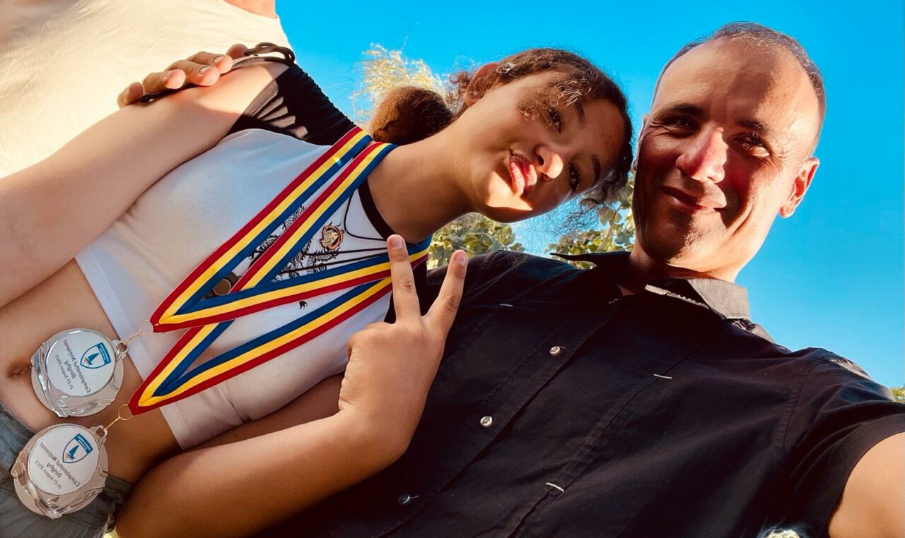 Inedita poveste a Sarei, adolescenta care pune România pe harta yachtingului. A urcat în barcă de la 3 ani, iar acum concurează la Mondiale