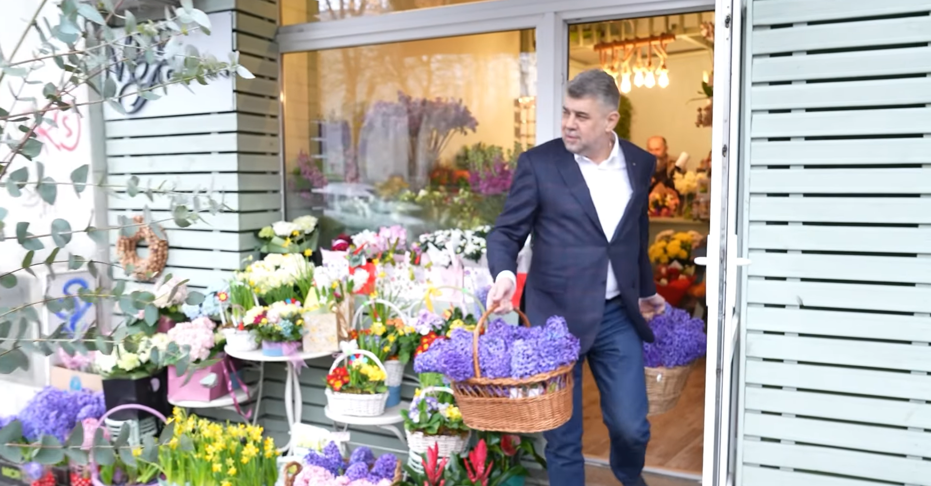 Pe 1 Martie, PREMIERUL cumpără flori românești și le dăruiește doamnelor de la Guvern