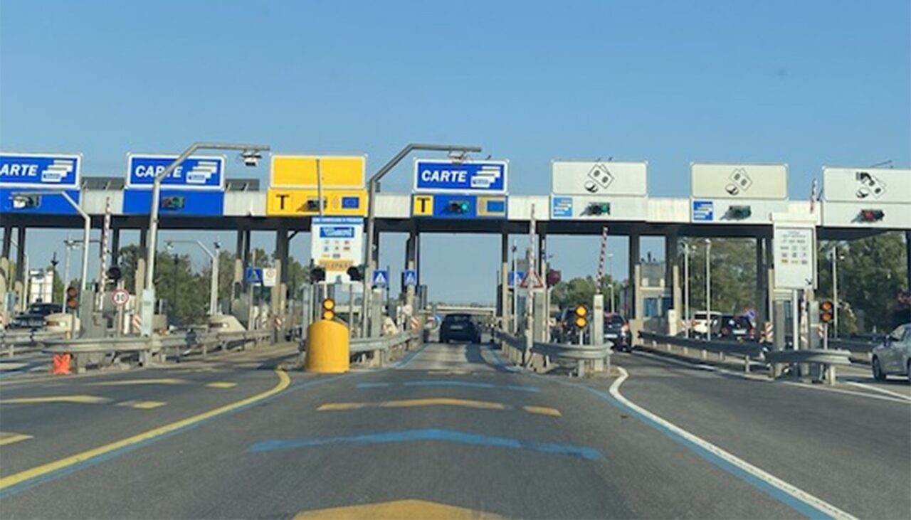 Ce a PĂȚIT un șofer român, după ce a intrat și a ieșit de 15 ori de pe autostrăzile din Italia, fără să plătească taxa