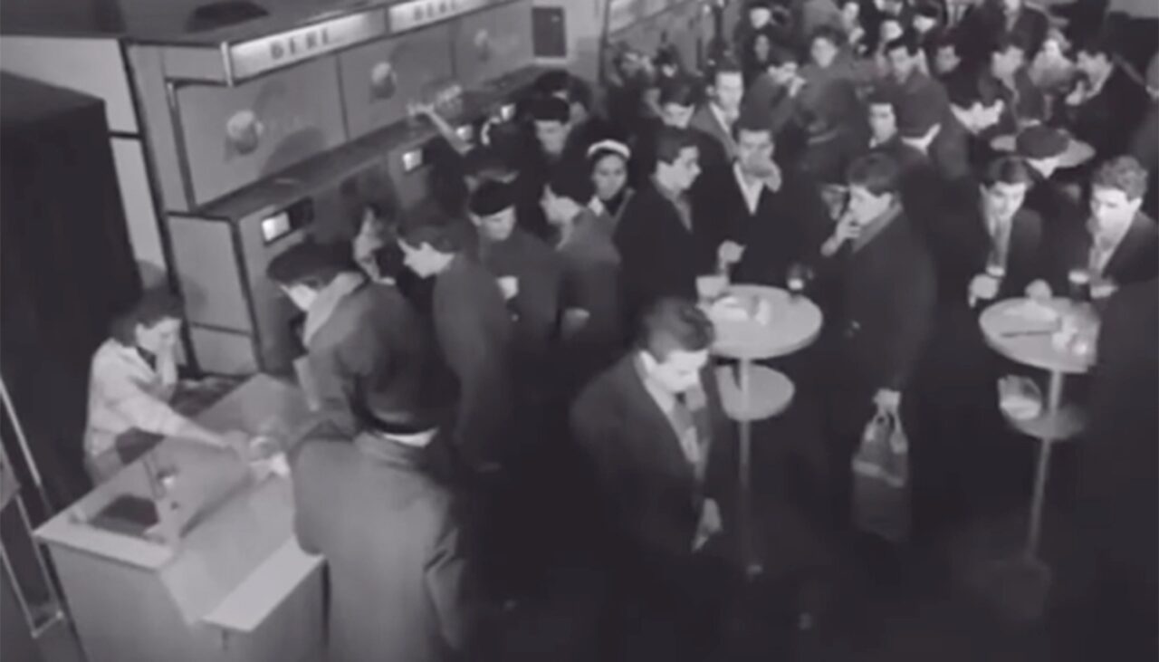 Cum arăta primul fast-food din România, în anul 1962. Ce mâncăruri puteai să comanzi