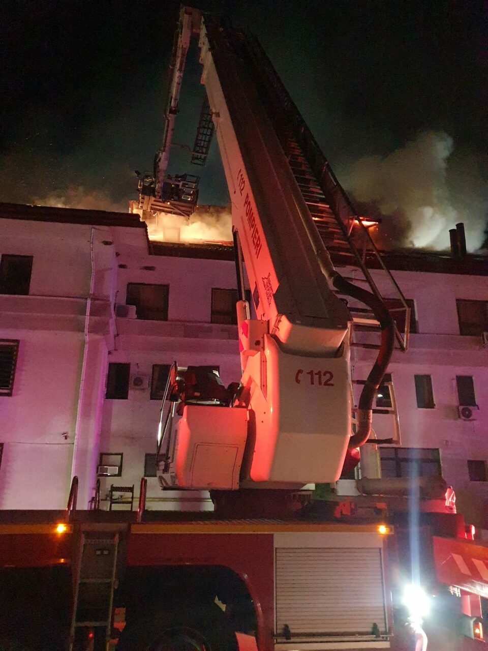Incendiu la Judecătoria Cornetu: Focul a cuprins ARHIVA cu dosare soluţionate şi birouri de grefieri / Unde se vor desfășura procesele