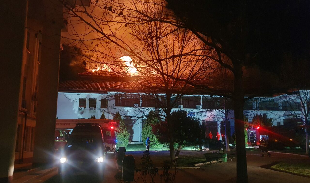 Incendiu puternic la Judecătoria Cornetu din judeţul Ilfov. Pompierii au intervenit în forță!