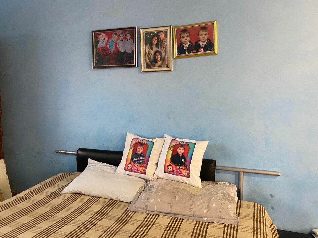 Imagini sfâșietoare din casa unde cei doi gemeni din Dolj au fost găsiți morți. Mama îi abandonase, iar tatăl muncește în Italia