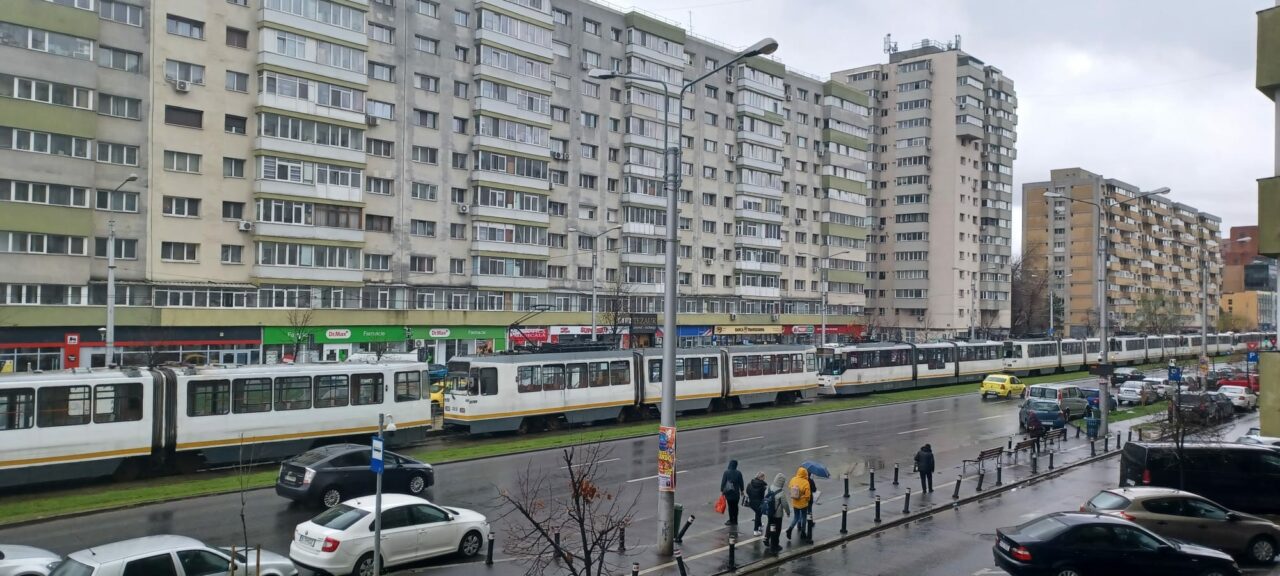 ACCIDENT grav în București: o persoană a fost lovită de tramvai. Circulația tramvaielor pe liniile 55 și 14 este blocată
