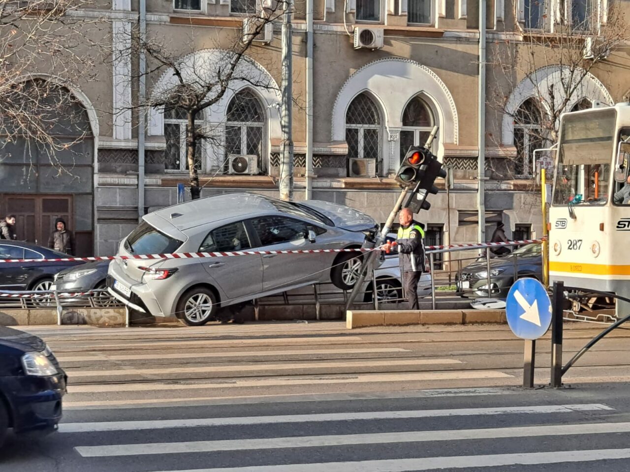 Accident grav în centrul Capitalei. O mașină a deraiat și s-a izbit în refugiul de tramvai: „Un pieton prins dedesubt”