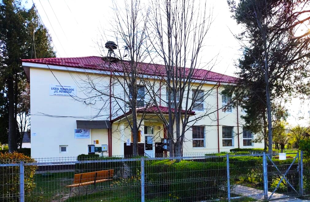 Au vrut să-și facă dreptate singuri, într-un liceu. O ADOLESCENTĂ și-a chemat familia în ajutor, după un conflict cu un coleg