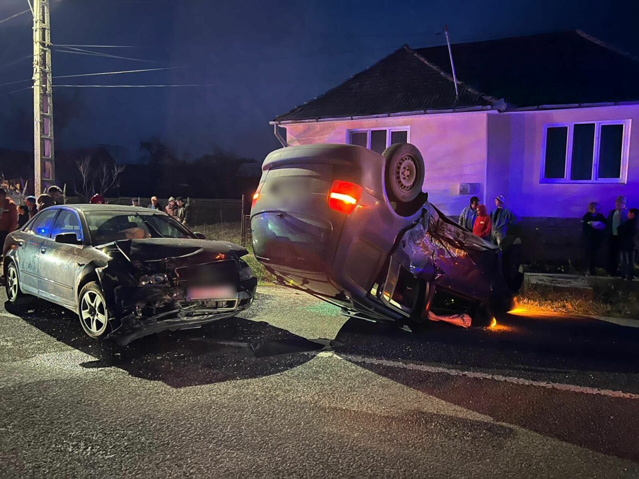 Accident SPECTACULOS în Bistrița: O mașină s-a răsturnat, după ce s-a ciocnit cu un alt autoturism, condus de un șofer de 18 ani