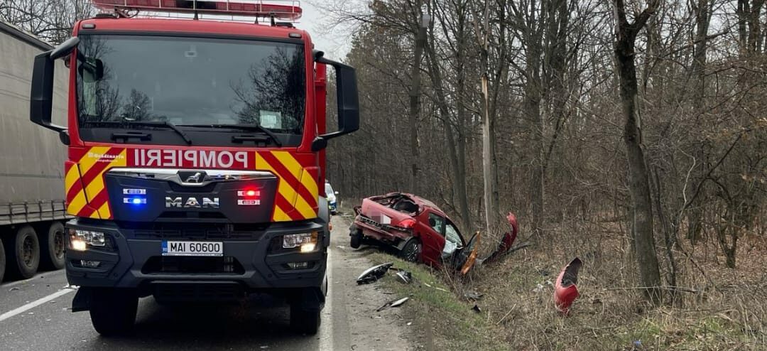 Tragedie pe o șosea din Dâmbovița. Un șofer a murit după ce mașina s-a izbit de un TIR