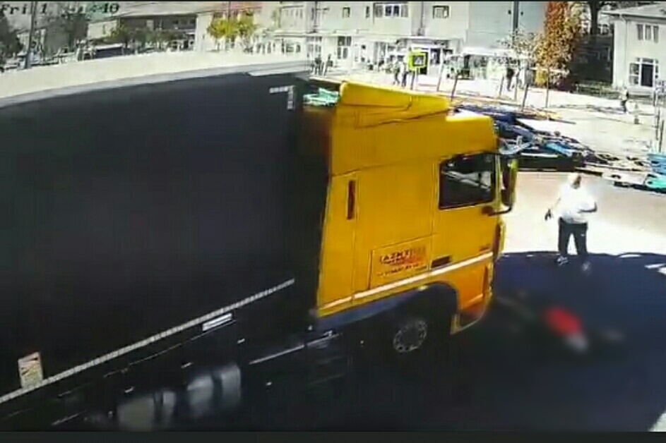 Accident MORTAL în județul Dâmbovița. O femeie a fost acroșată de un TIR, sub ochii trecătorilor