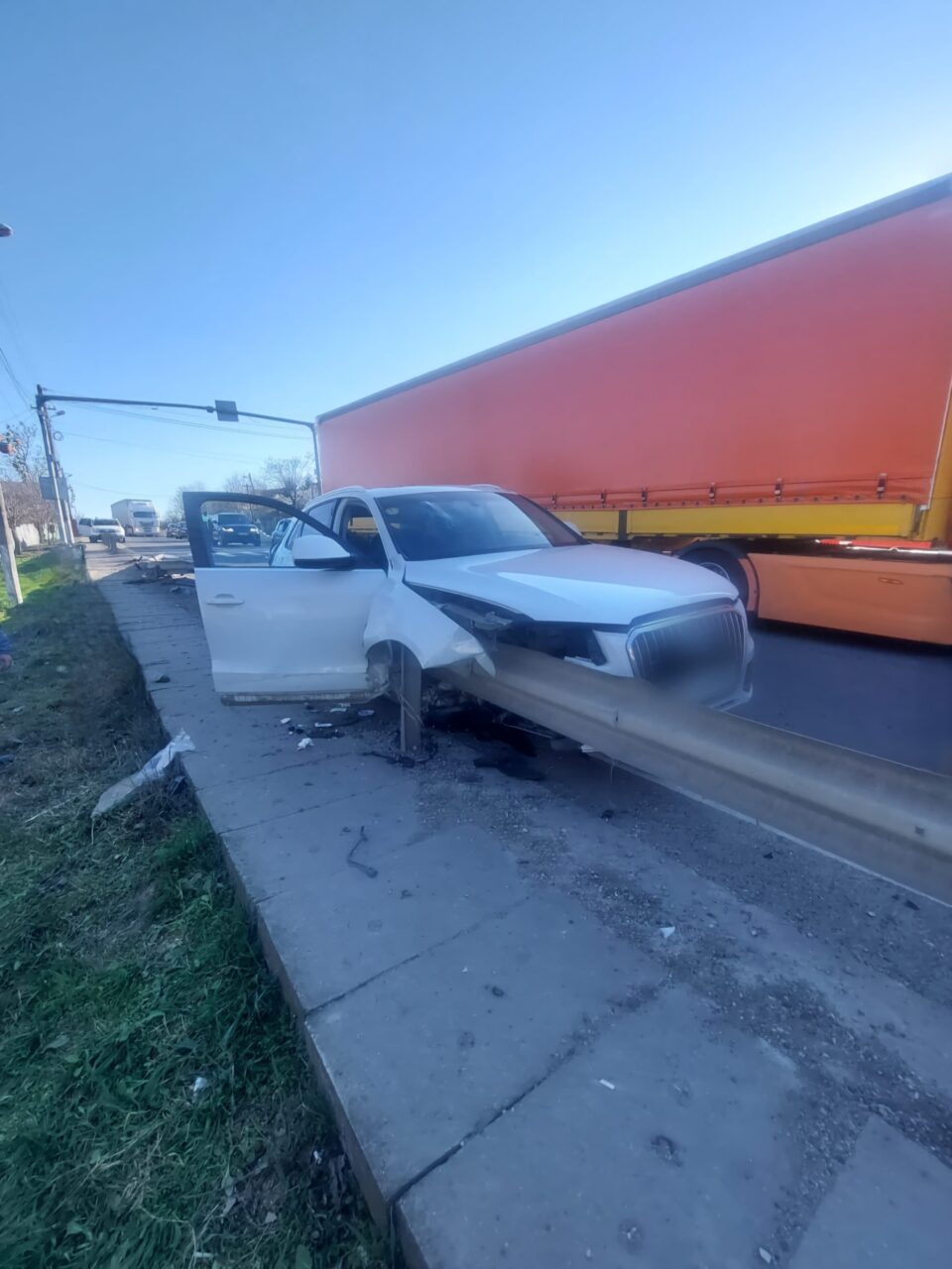 Accident spectaculos pe DN 5, în Giurgiu. O femeie a supraviețuit MIRACULOS, după ce un parapet metalic de protecție a străpuns mașina în care se afla