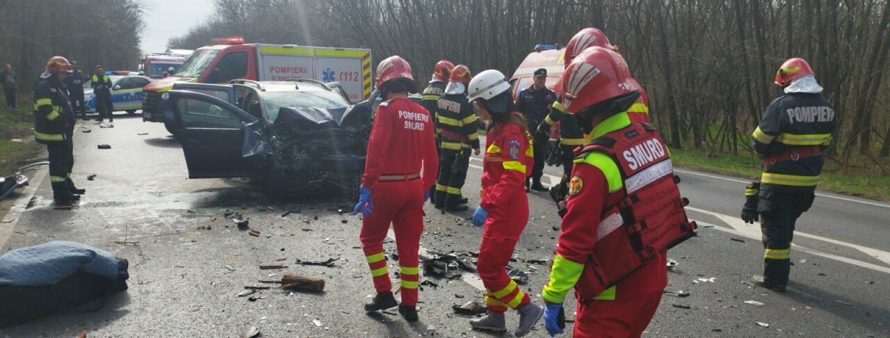 Grav accident de circulație la Sinești: Un om a MURIT, iar alți trei au ajuns la spital / Patru mașini s-au făcut praf / A fost activat Planul Roșu