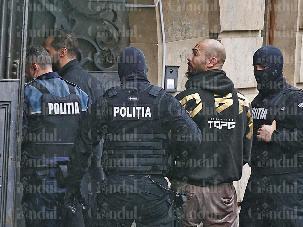 Primele imagini cu Andrew si Tristan Tate aduși ÎNCĂTUȘAȚI la Curtea de Apel București / Judecătorii urmează să decidă dacă vor fi arestați preventiv