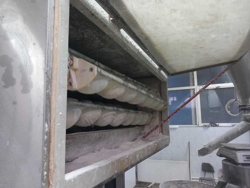 Mucegai, mucuri de țigări sau tăvi cu grăsime. Asta au descoperit inspectorii ANPC la o fabrică de pâine din București