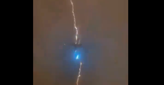 Imagini INCREDIBILE! Un Boeing 777 a fost lovit de un fulger, la scurt timp după decolare