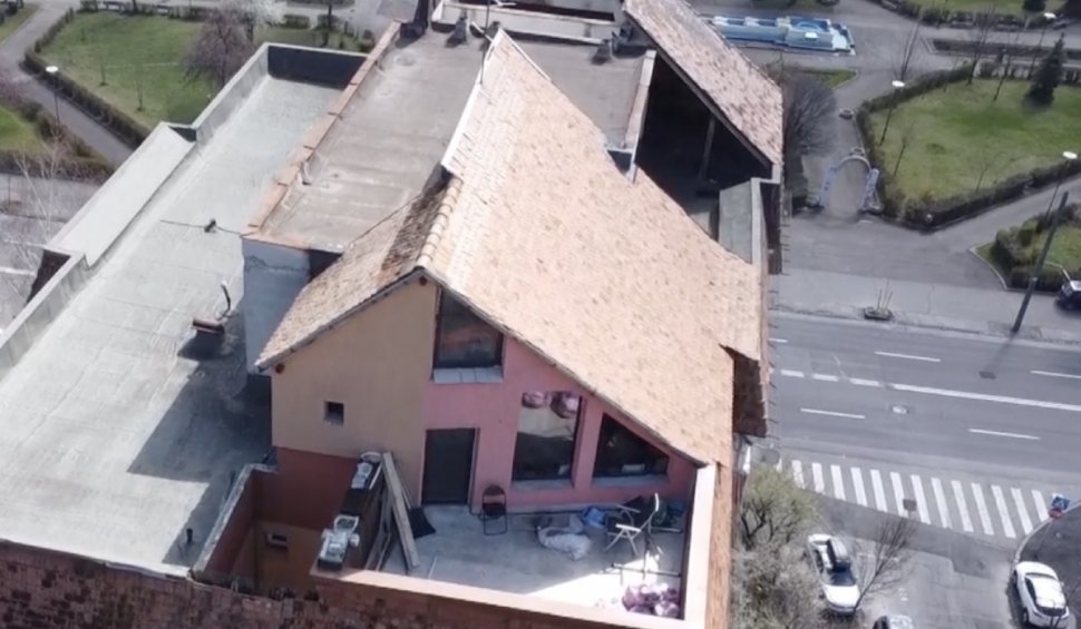 Se întâmplă în România! Un bărbat și-a construit casă pe un bloc din Brașov