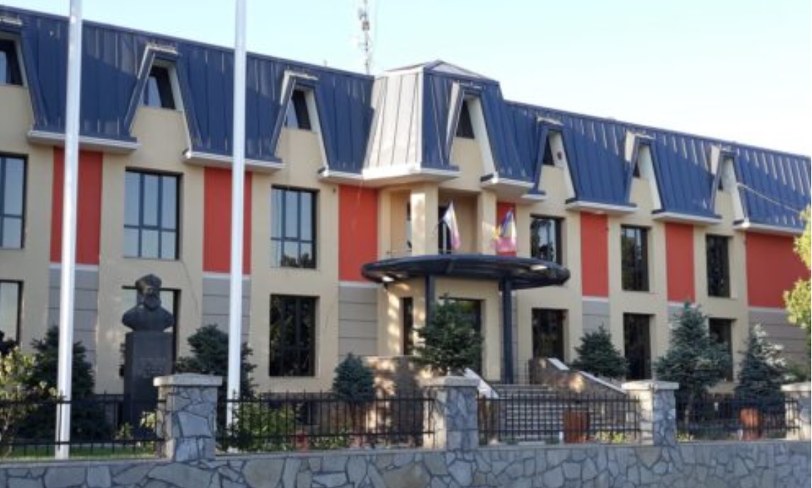 Cum a motivat primarul unei comune din Prahova ACHIZIȚIA a sute de brelocuri de 20.000 lei: „Am probabil vreo 100 de uși”