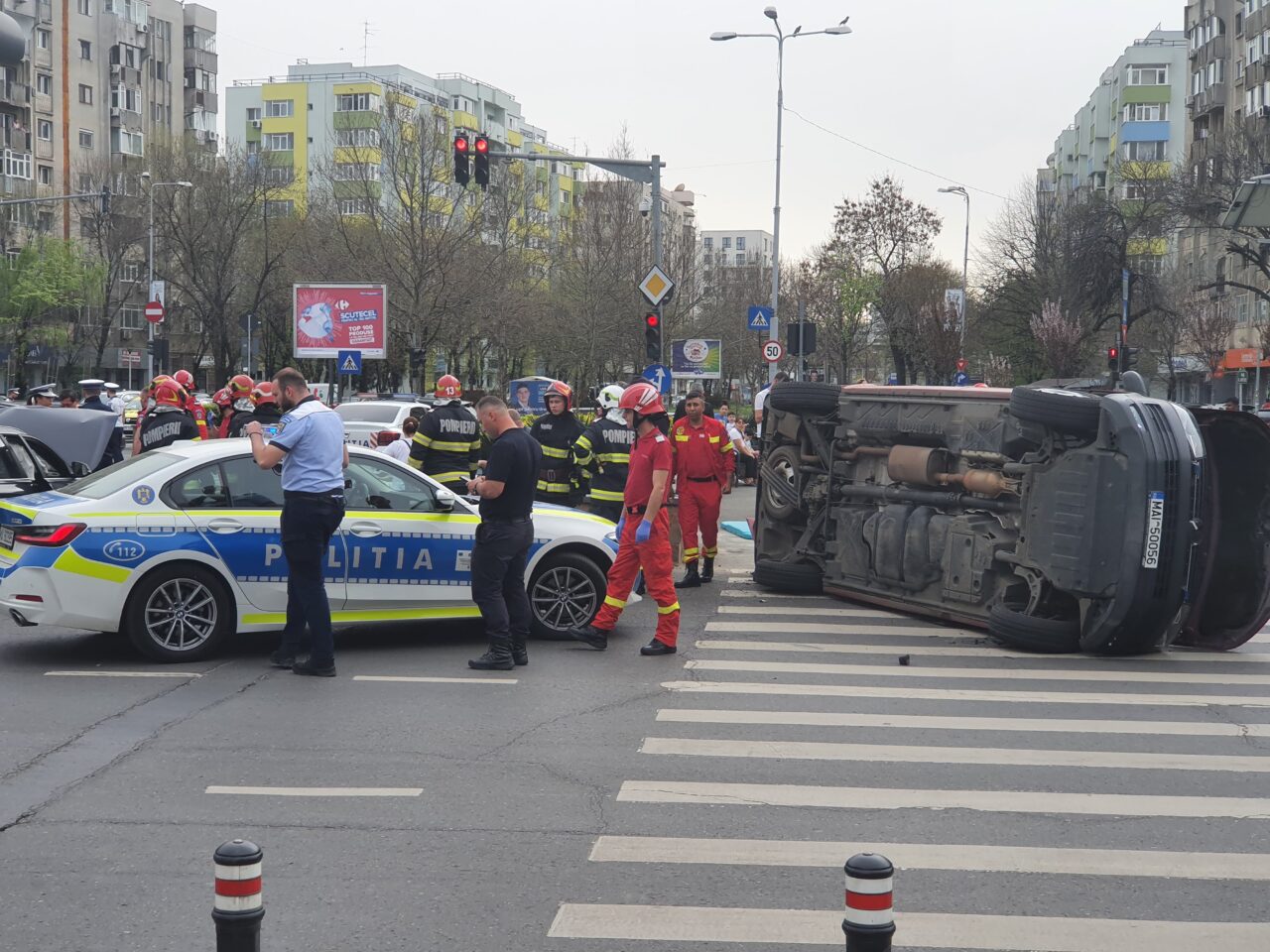 Accident grav în București. O ambulanţă SMURD s-a RĂSTURNAT după o ciocnire cu un autoturism