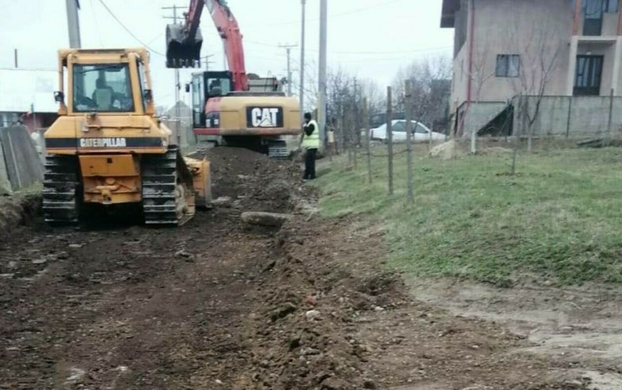 Caz bizar la Iași: Un bărbat s-a trezit cu o echipă de muncitori care au început să sape și să construiască un DRUM în curtea sa