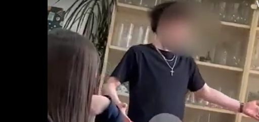 Imagini ȘOCANTE cu elevul din Târgu Mureș care și-a bătut diriginta / Înainte de a fi încătușat, el și-a amenințat profesoara cu moartea