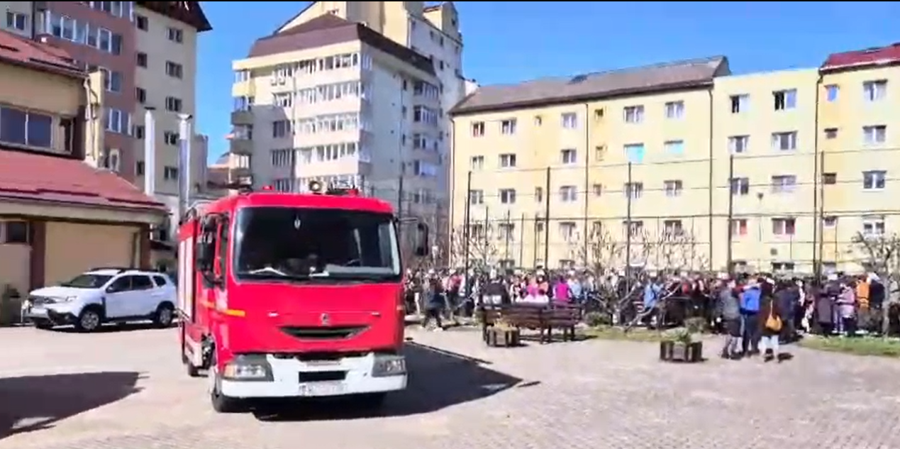 Peste 800 de elevi și profesori, evacuați dintr-un liceu din Bistrița, după ce s-a simțit un miros puternic de GAZ