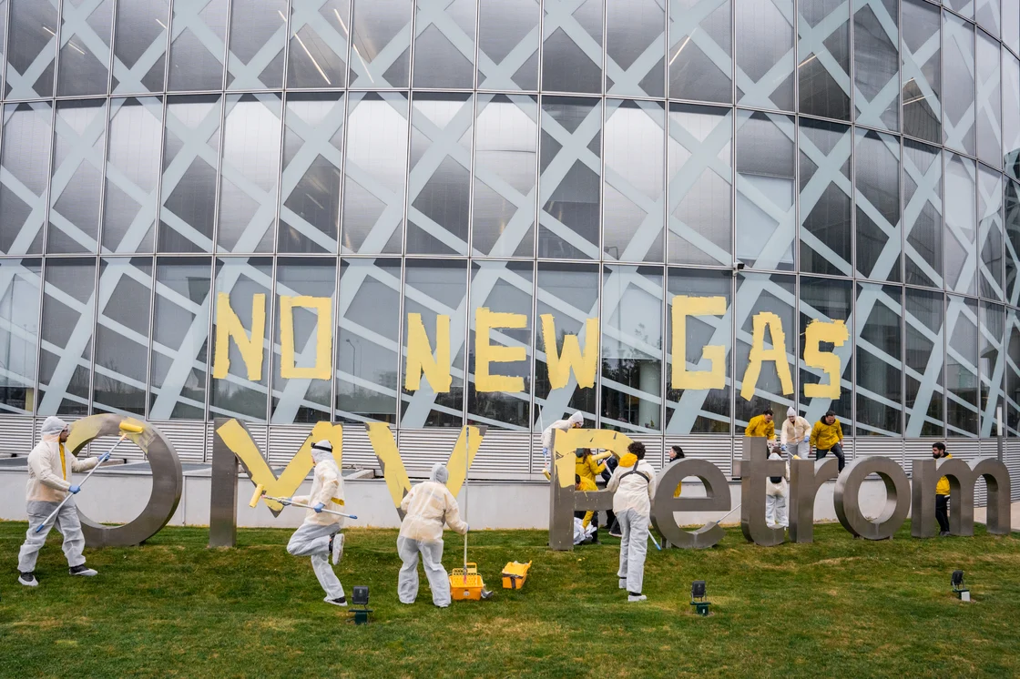 Activiștii Greenpeace au protestat la sediul OMV Petrom: „Nu distrugeți Marea Neagră”. Reacția operatorului proiectului Neptun Deep