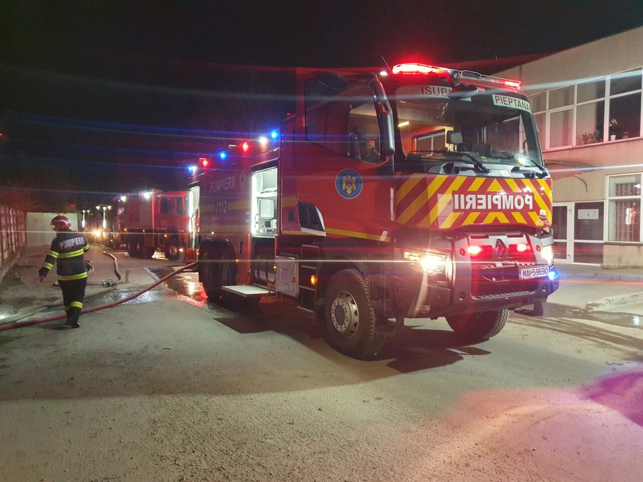 INCENDIU puternic în sectorul 4, la un atelier de producție material lemnos. Pompierii au intervenit cu 13 aurospeciale de stingere