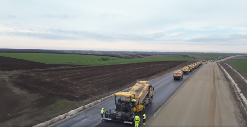 CNAIR: Se asfaltează primul kilometru al tronsonului 1 din Drumul Express Craiova – Pitești