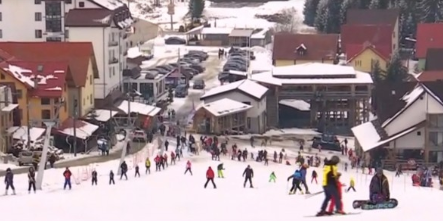 Stațiunea din România în care se SCHIAZĂ bine și primăvara, aproape de mijlocul lui martie. Cât măsoară stratul de zăpadă pe pârtie, în acest moment