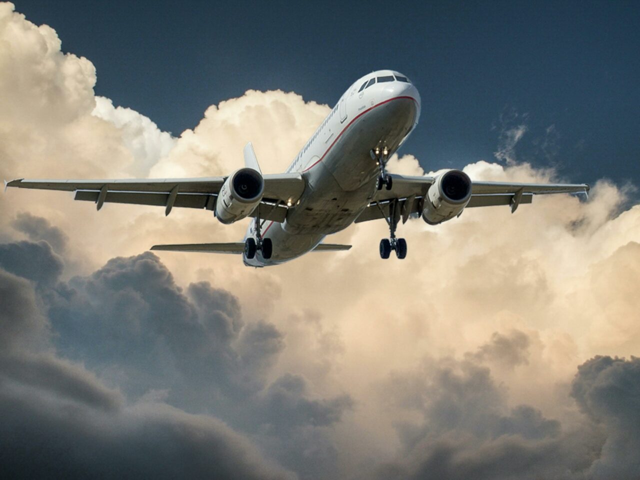 Nu a vrut să stea lângă o femeie în avion și a fost dat jos din aeronavă! Ceea ce a urmat e ireal!