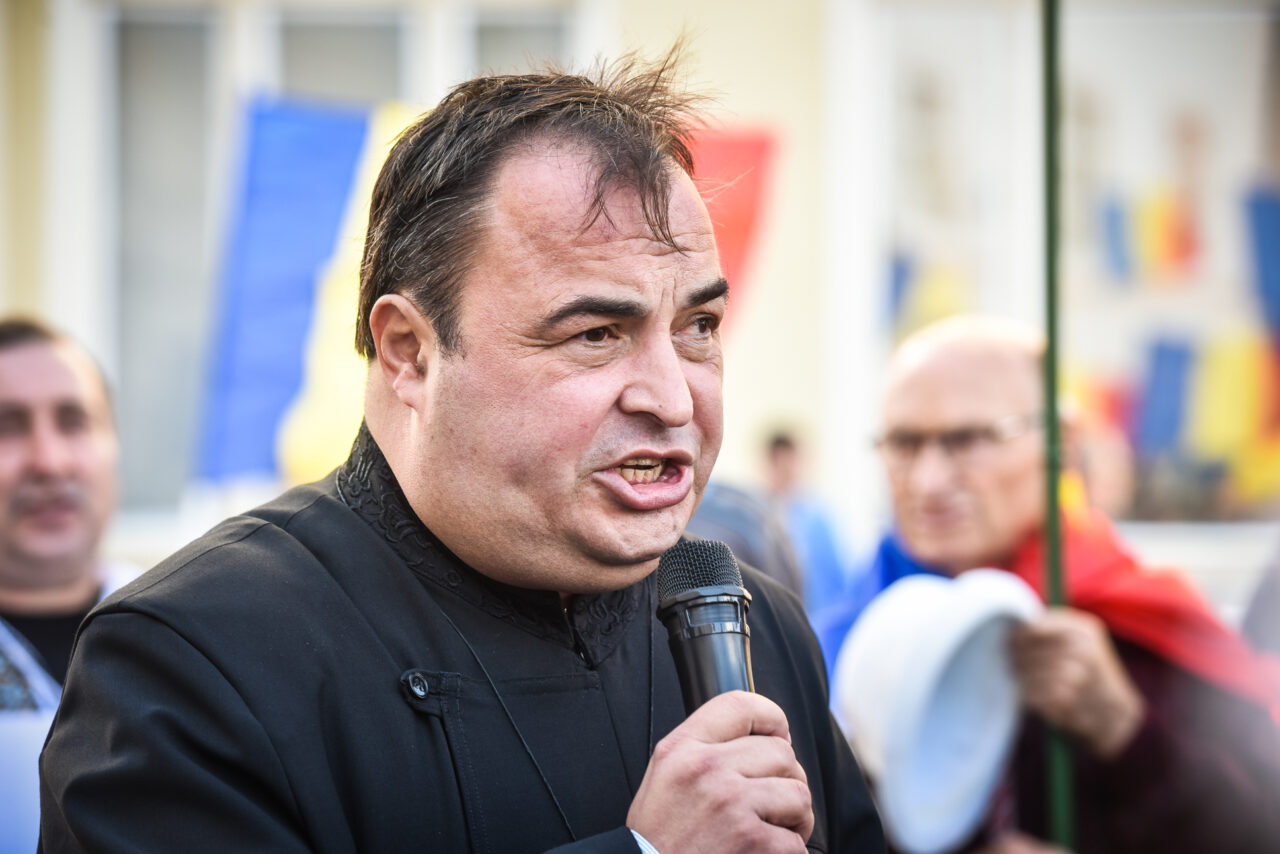 PREOT, acuzat că a vândut mir făcut din ulei de la supermarket. Oamenii spun că le cerea bani pentru a trimite pomelnice la Muntele Athos