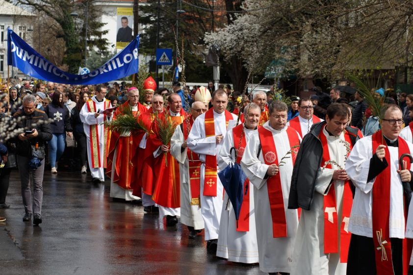 RESTRICȚII DE CIRCULAȚIE duminică, în București, cu ocazia procesiunilor dedicate Floriilor catolice