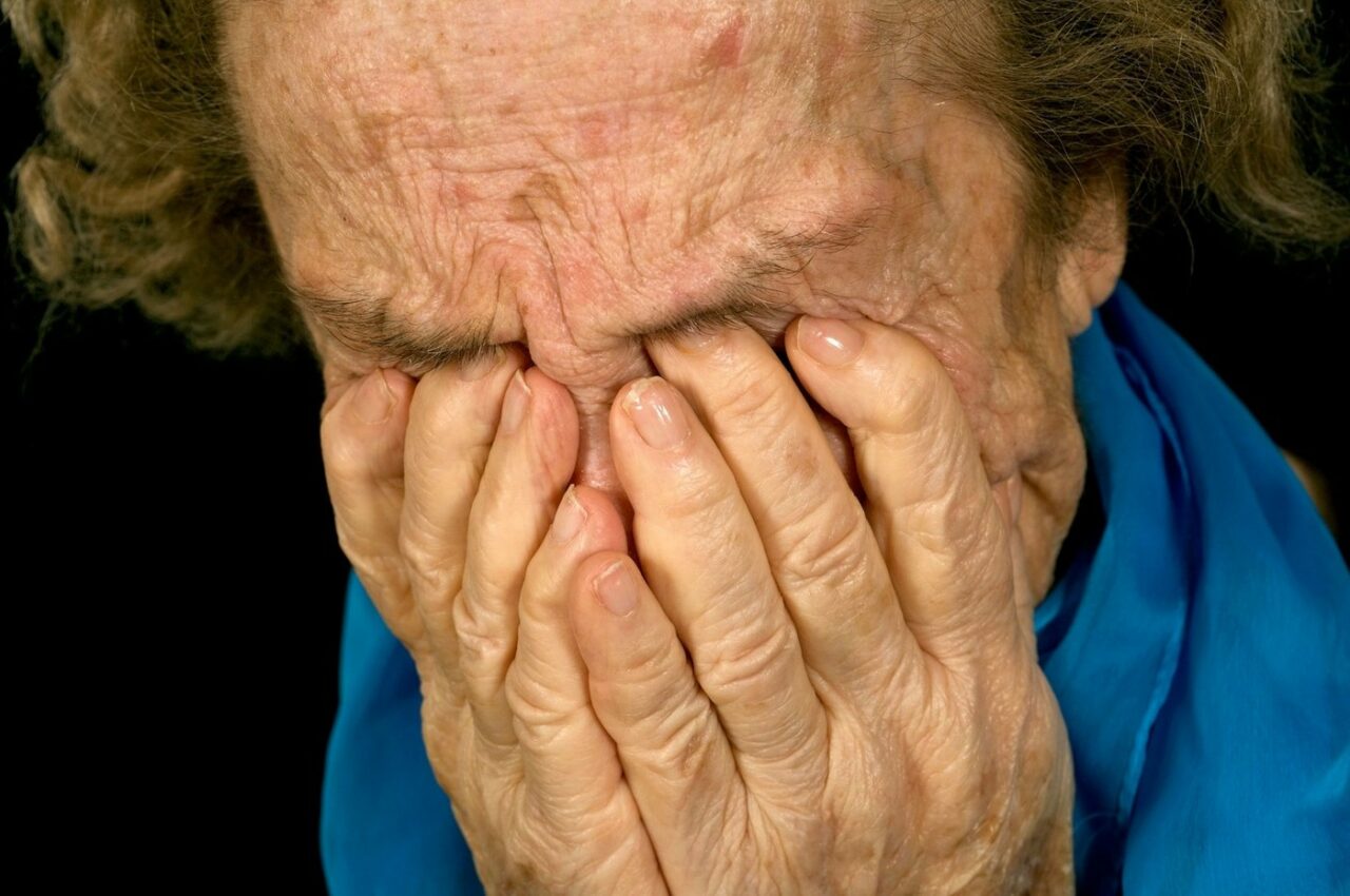 O bunicuță de 84 de ani, BĂTUTĂ cu bestialitate de un român la Milano pentru că a refuzat să-i dea ceva de pomană