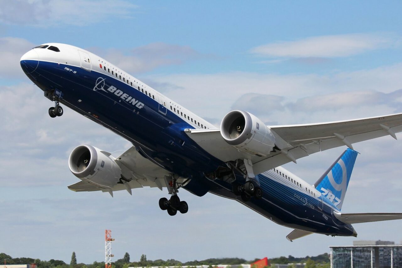 Panică totală într-un AVION cu 50 de pasageri la bord. A „căzut” bruc din cer după o stewardesă a apăsat din greșeală un buton