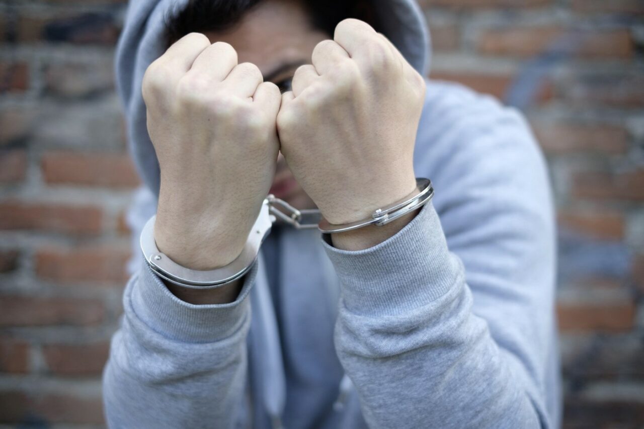 Sentințe grele cu ÎNCHISOAREA în cazul adolescenților din Sibiu care au ucis un om al străzii din plictiseală:  „Ce-mi place…de 5 ori i-am dat somn”