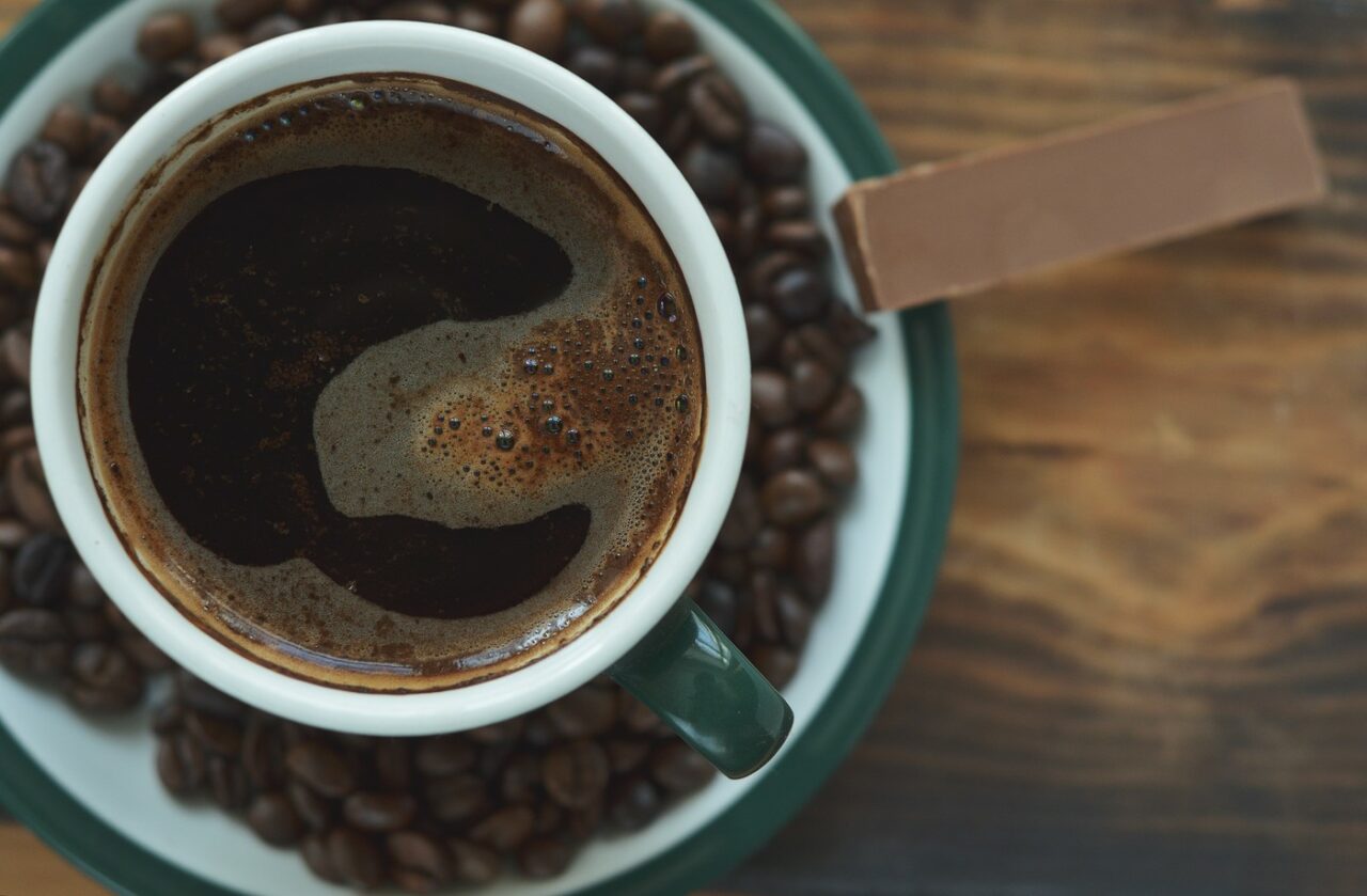 Trei ingrediente esențiale pentru o CAFEA delicioasă. Laptele și zahărul, înlocuite de alternative mai sănătoase