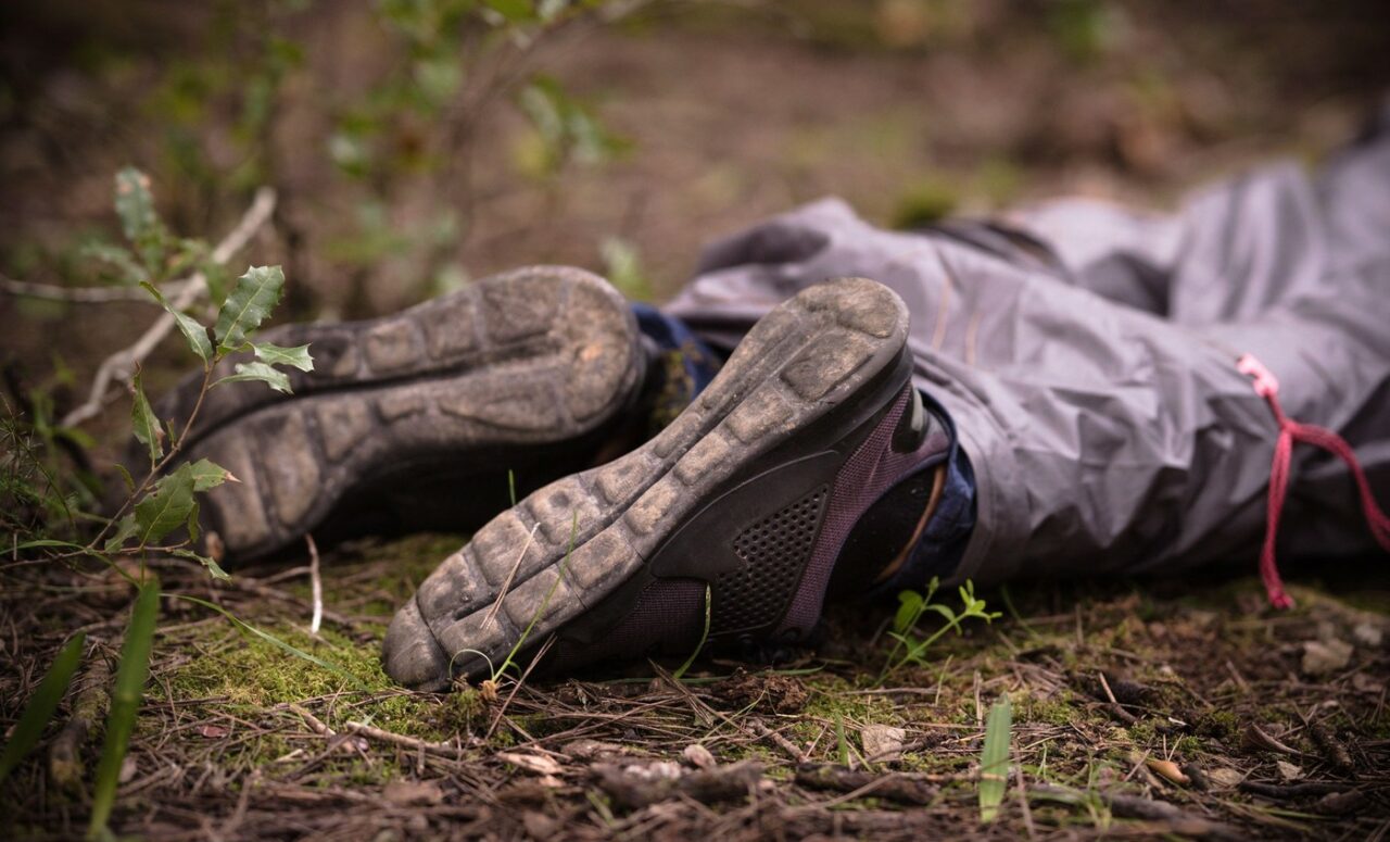 DESCOPERIRE șocantă pe un teren viran din Petroșani. Cadavrul unei femei, găsit în stare de putrefacție. Autopsia va dezvălui misterul morții