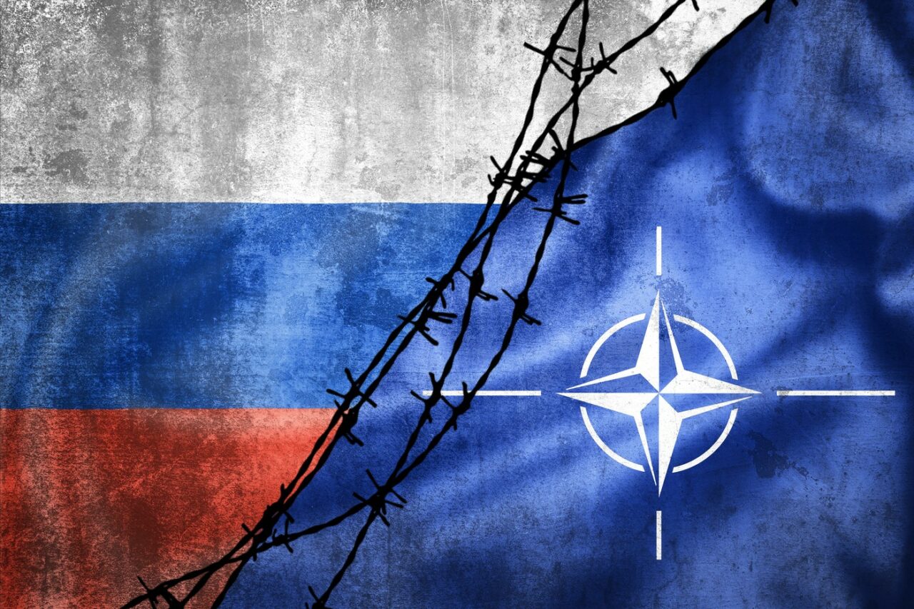 Rusia consideră PERICULOASE tentativele lui Macron de a trimite trupe combatante în Ucraina și critică poziția NATO, după afirmațiile lui Sikorski