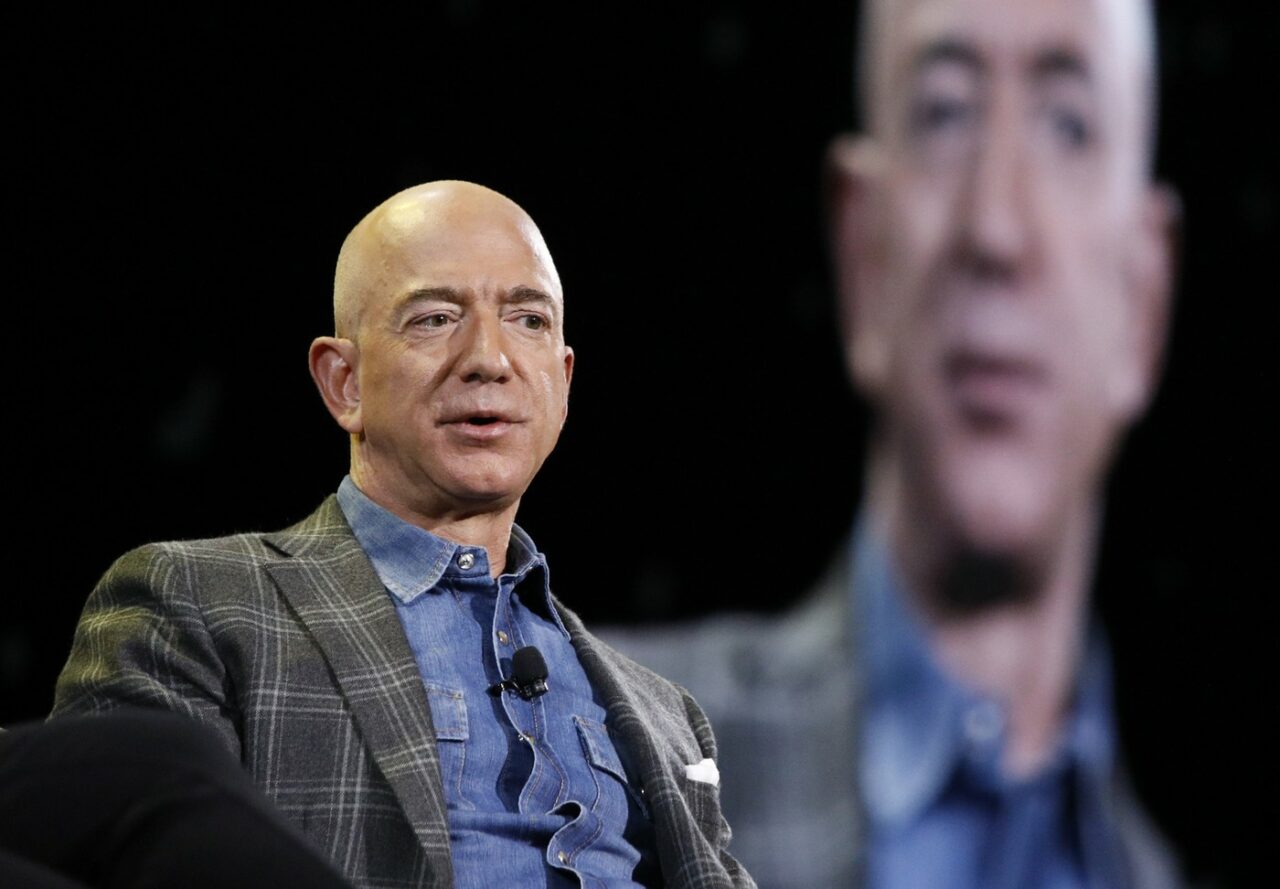 Jeff Bezos l-a detronat pe Elon Musk din poziția de cel mai bogat om din lume