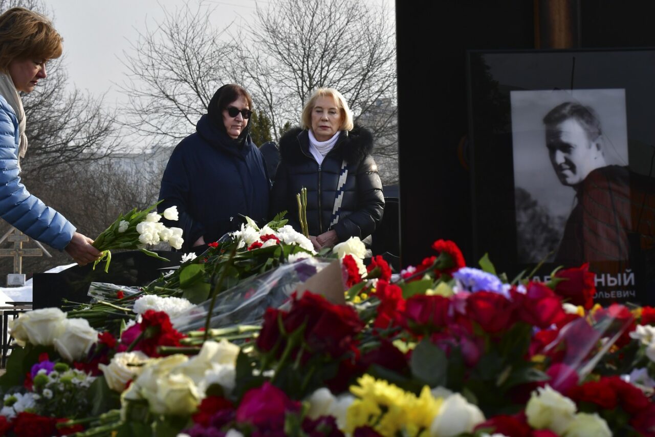 Mama lui Navalnîi a venit la cimitir, la o zi de la ÎNMORMÂNTARE