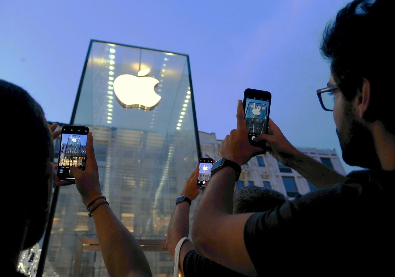 Apple își cere scuze pentru reclama CONTROVERSATĂ la noul iPad Pro / Ce anume a declanșat dezbateri aprinse