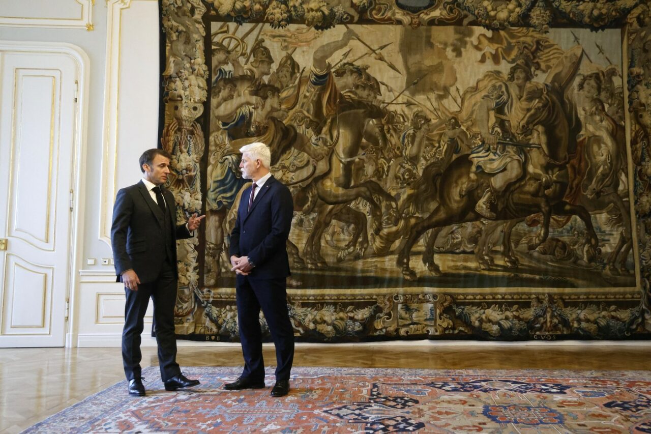 MACRON le cere aliaților occidentali să nu fie ”lași” /”Puteri devenite de neoprit sunt pe cale să extindă atacurile și să ne amenințe”
