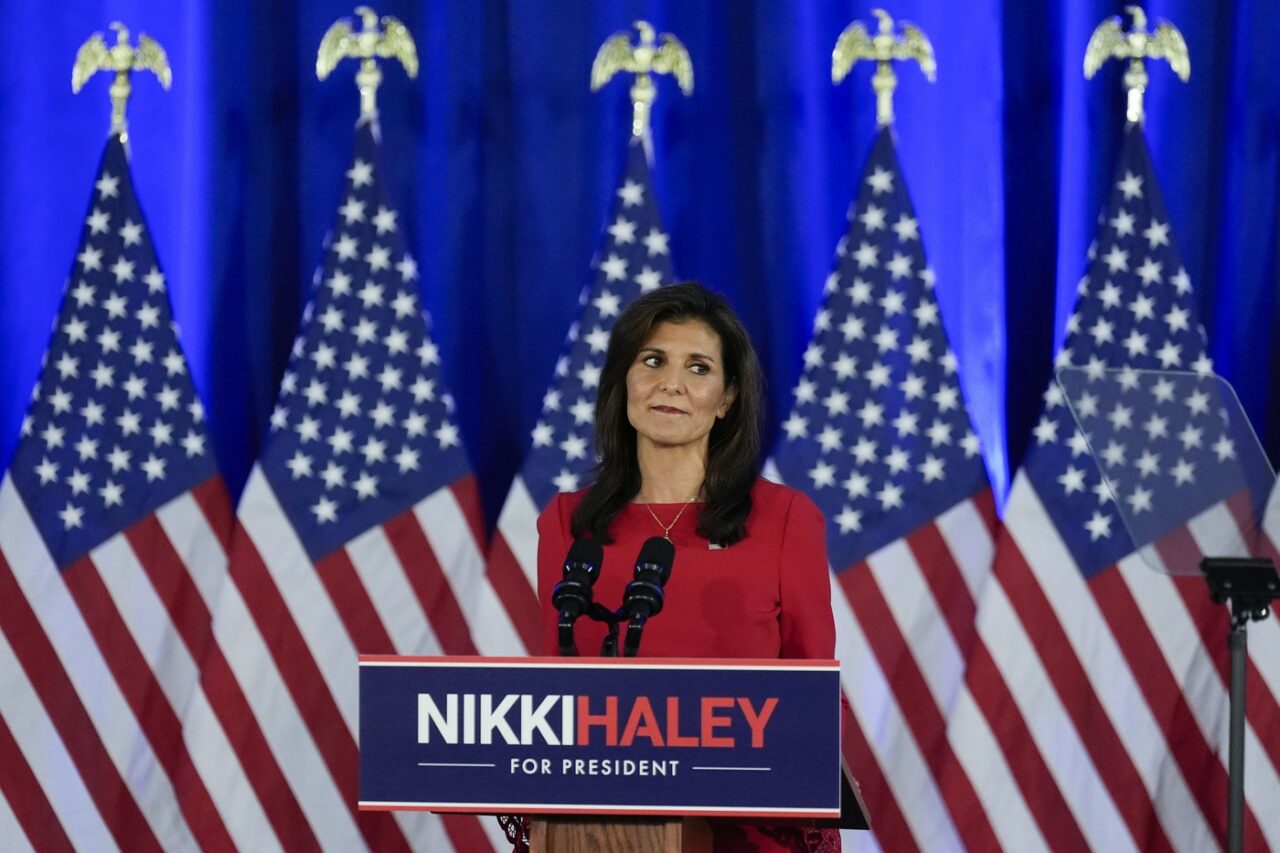 Nikki Haley confirmă SUSPENDAREA campaniei și critică situația politică și economică /Trump și Biden luptă pentru voturile simpatizanților ei