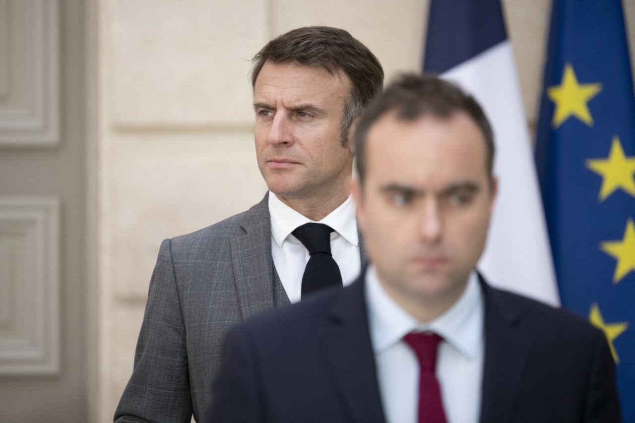 Franța nu trimite ”trupe combatante” în Ucraina, dar va mobiliza personal pentru producția de ARMAMENT și deminare