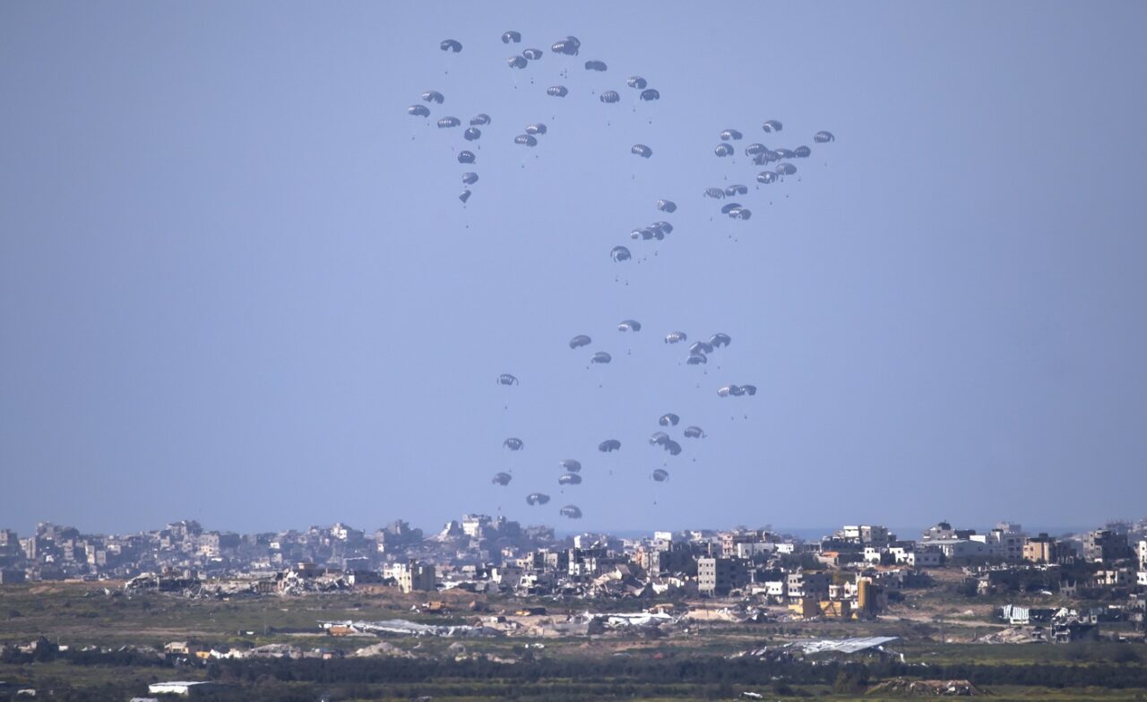 Avioane militare GERMANE vor lansa containere cu alimente și medicamente în Fâșia Gaza
