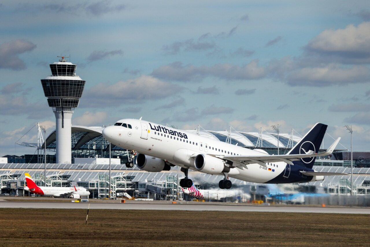 Panică totală într-un avion Lufthansa cu 190 de pasageri la bord după ce cabina a fost cuprinsă de FUM. A aterizat de urgență pe o insulă din Grecia