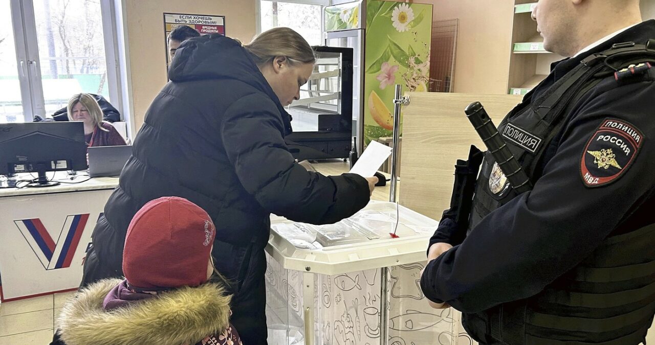 O femeie din Rusia a fost condamnată la închisoare după ce a scris ”Nu războiului” pe buletinul de vot