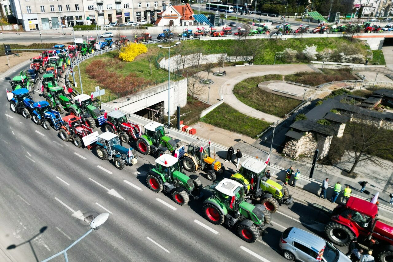 Fermierii polonezi intensifică PROTESTELE, acuzând UE că vrea distrugerea agriculturii Poloniei