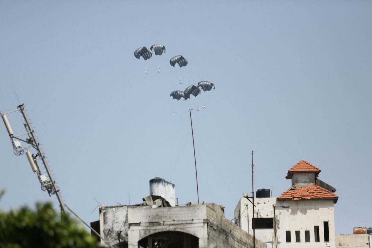 Mai mulți palestinieni au murit în timp ce încercau să ajungă la ajutoarele paraşutate în Gaza