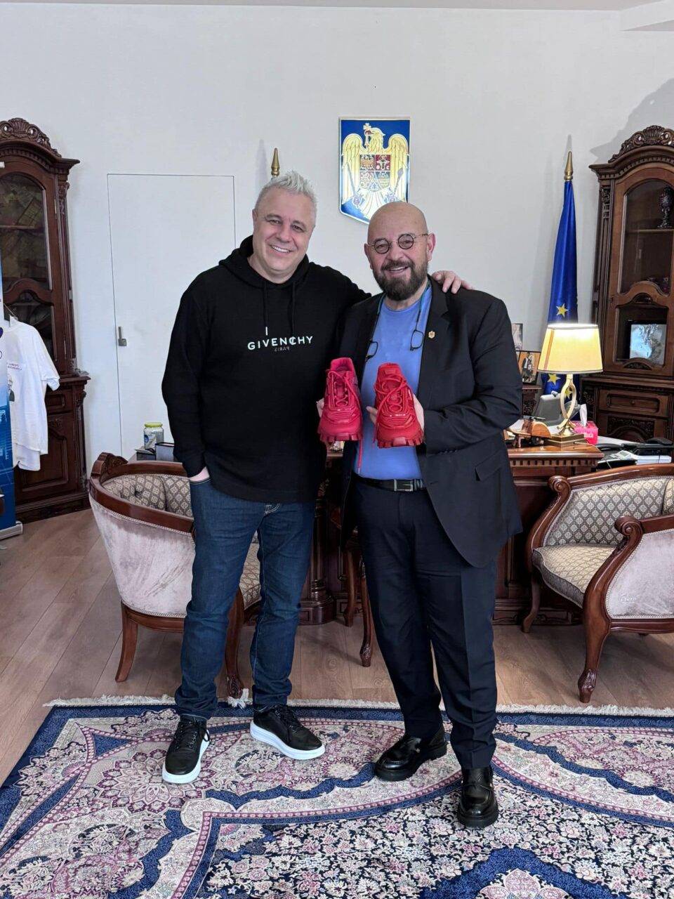 Piedone se apără de săgețile inamicilor cu ghete roșii, de firmă